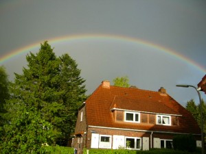 Regenbogen über Siedlungshaus